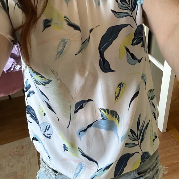 Women’s Banana Republic short sleeve blouse business casual or dressy. - Picture 3 of 3